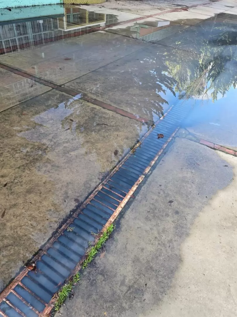 Derrame de aguas negras afecta a la Preparatoria Federal L�zaro C�rdenas
