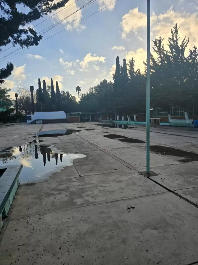 Derrame de aguas negras afecta a la Preparatoria Federal L�zaro C�rdenas