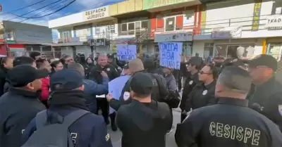 Se manifiestan custodios de "La Peni" para exigir aumento salarial