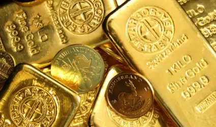 El oro sube por expectativas, flujos y volatilidad del mercado.