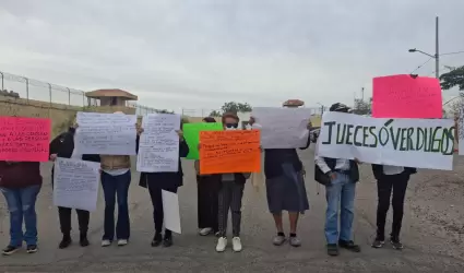 Colectivo "Todos Somos Uno" bloquean acceso a los juzgados orales penales