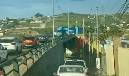 Tr�nsito de tr�ileres vuelve a colapsar el Puente Loma Blanca