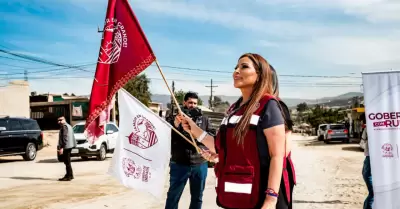 Claudia Agat�n encabeza revestimiento de calles en la colonia Rosas Magall�n