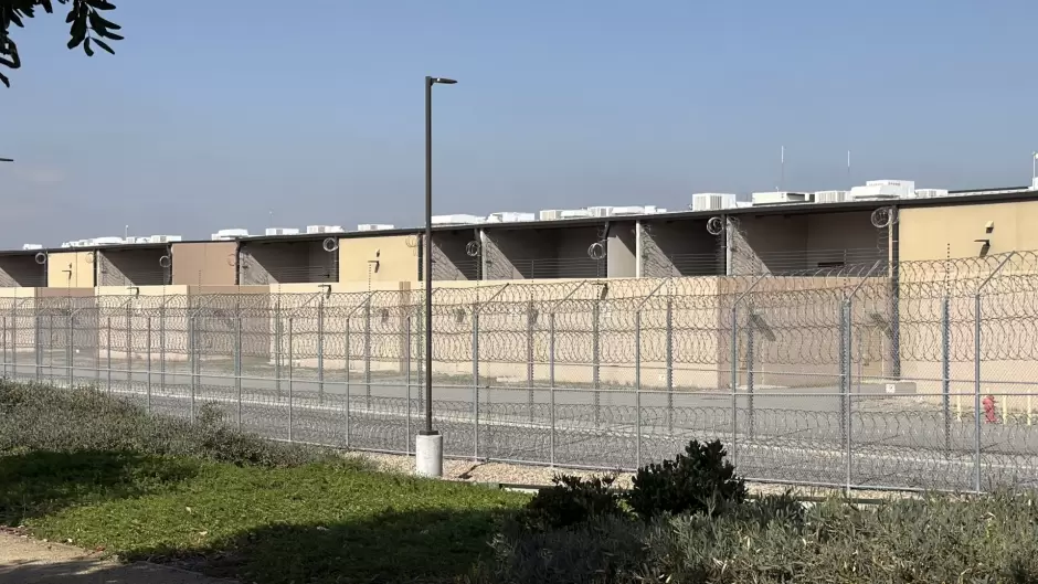Congresista de California denuncia bloqueo a supervisi�n en Centro de Detenci�n Migratoria de Otay Mesa