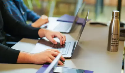 La IA facilita tareas, pero usarla sin criterio genera riesgos.