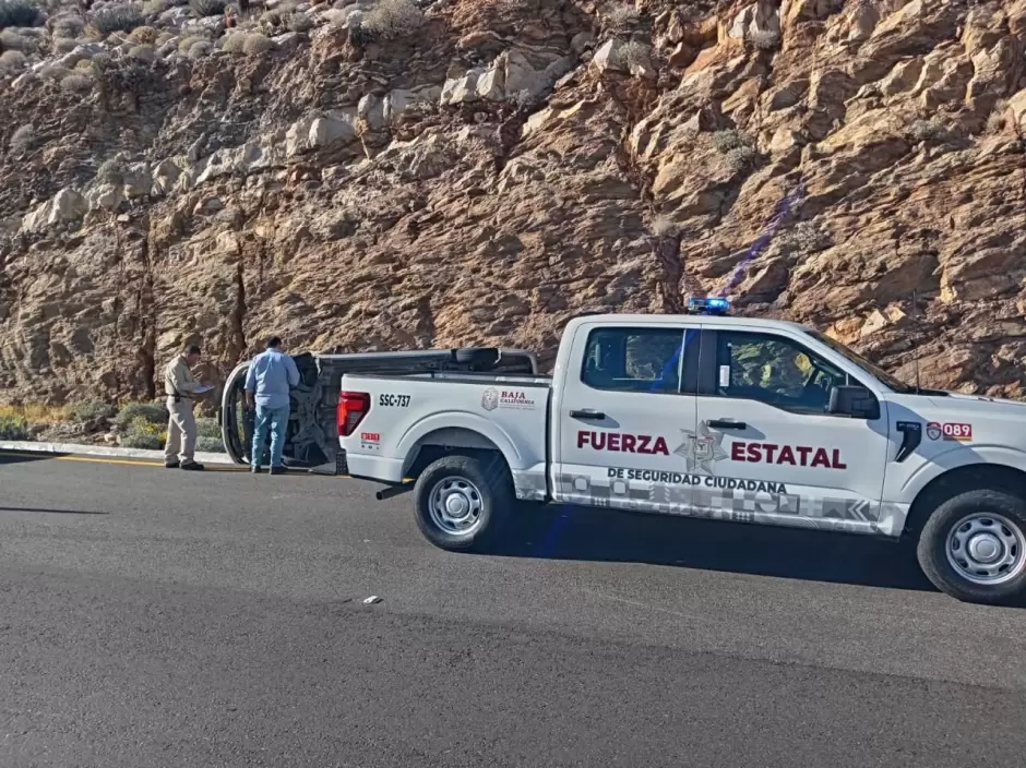 Brindan apoyo a conductor tras volcadura en La Rumorosa