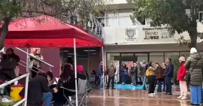 Padres de 8 centros escolares bloquearon oficinas del sistema educativo en Tijua