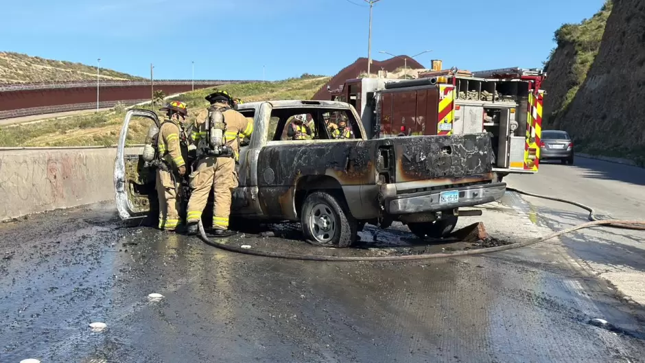 Incendian pickup a la salida de Playas de Tijuana