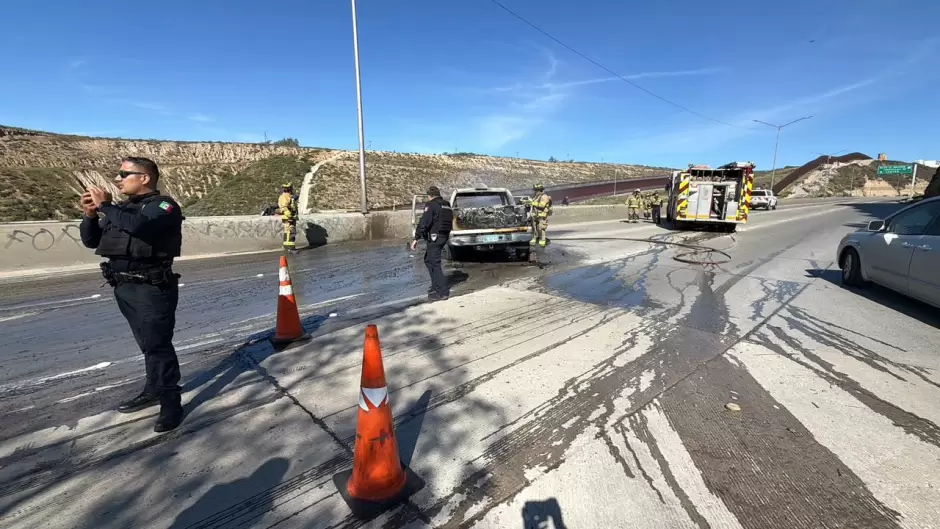 Incendian pickup a la salida de Playas de Tijuana