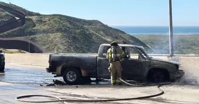 Incendian pickup a la salida de Playas de Tijuana