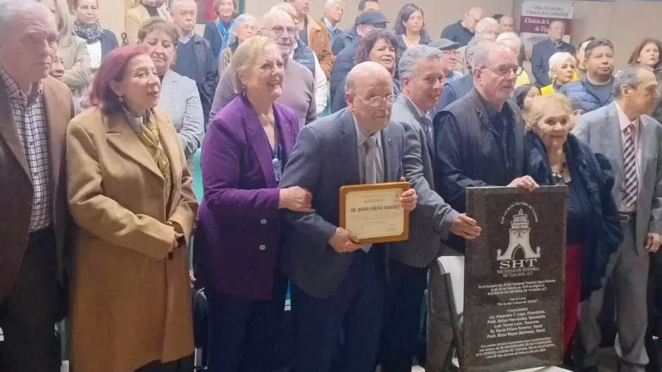 Asisten padres de la gobernadora a conferencia de la Sociedad de Historia