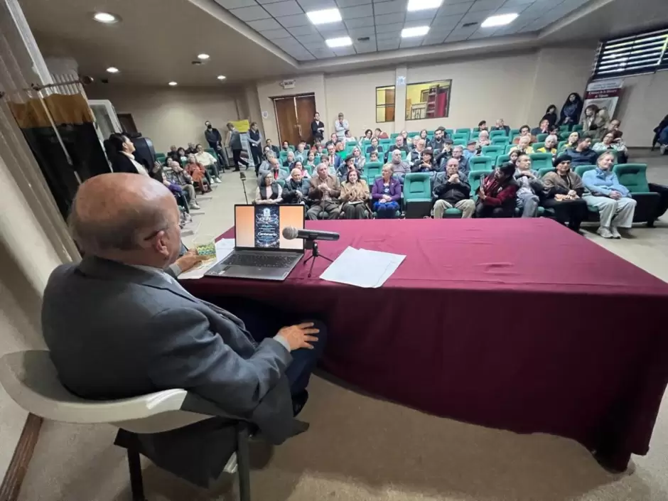 Asisten padres de la gobernadora a conferencia de la Sociedad de Historia