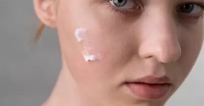 Mujer probando para que sirve la urea en la piel.