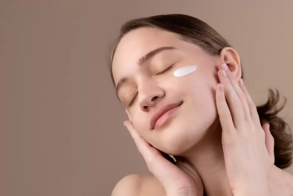Mujer despu�s de comprar productos de skin care