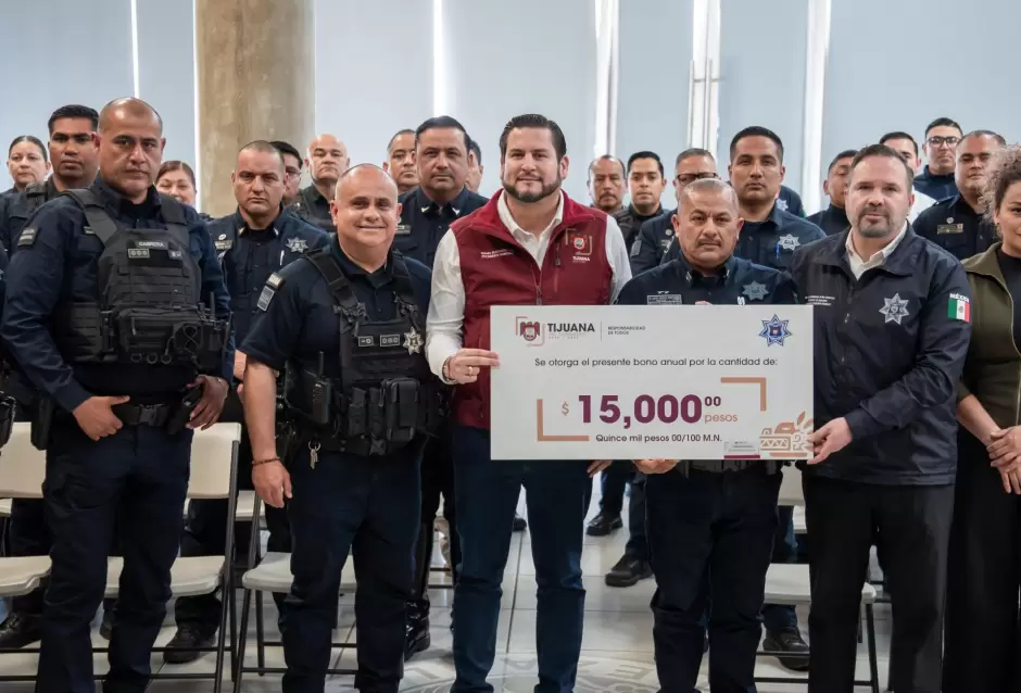 Entrega Ismael Burgue�o Ruiz bono anual a mil 823 polic�as municipales activos