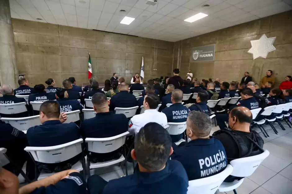 Entrega Ismael Burgue�o Ruiz bono anual a mil 823 polic�as municipales activos