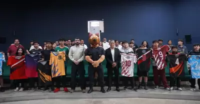 Entregan uniformes deportivos a j�venes