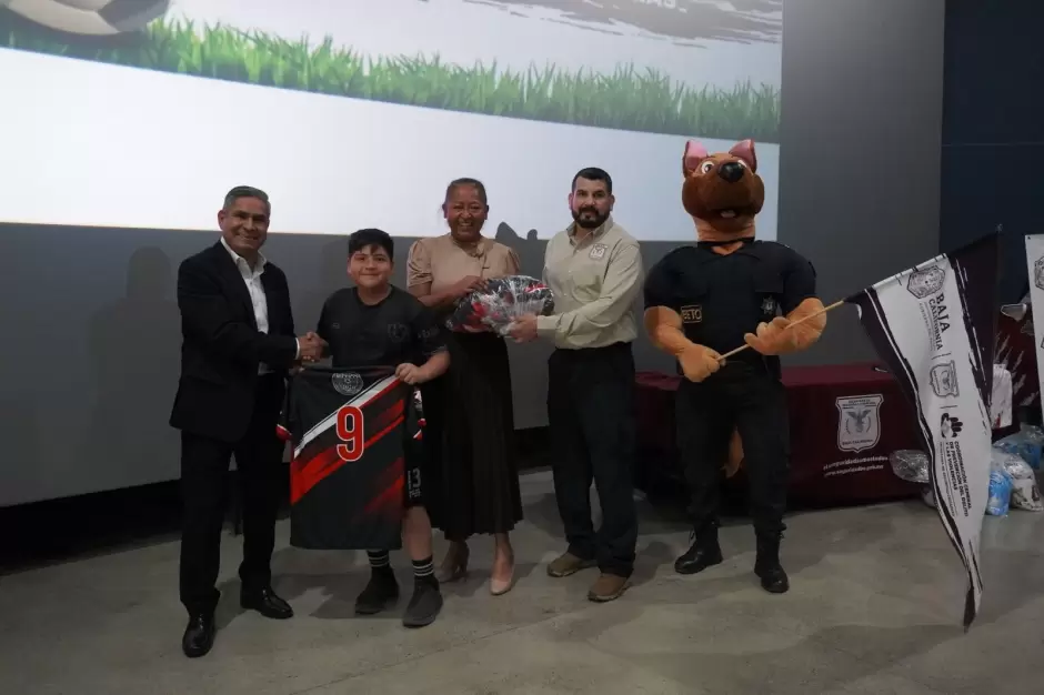Entregan uniformes deportivos a j�venes