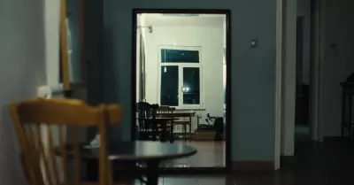 Quedarse en casa.
