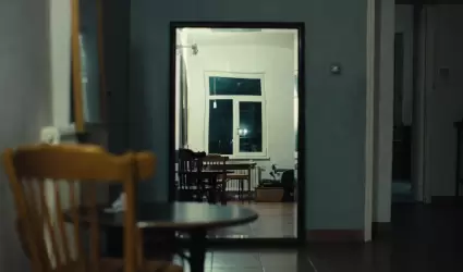 Quedarse en casa.