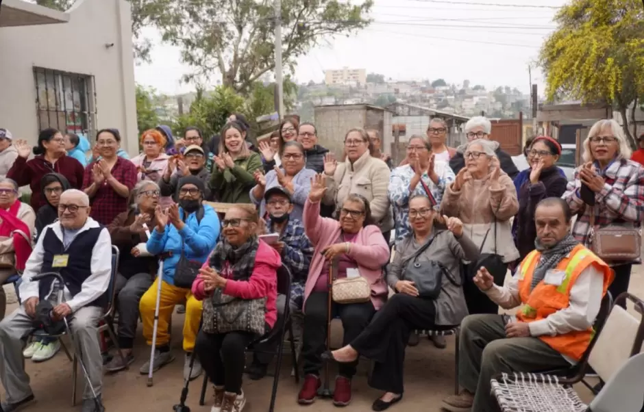 Entrega regidora Melissa Pacheco lentes para mejorar calidad de vida de familias