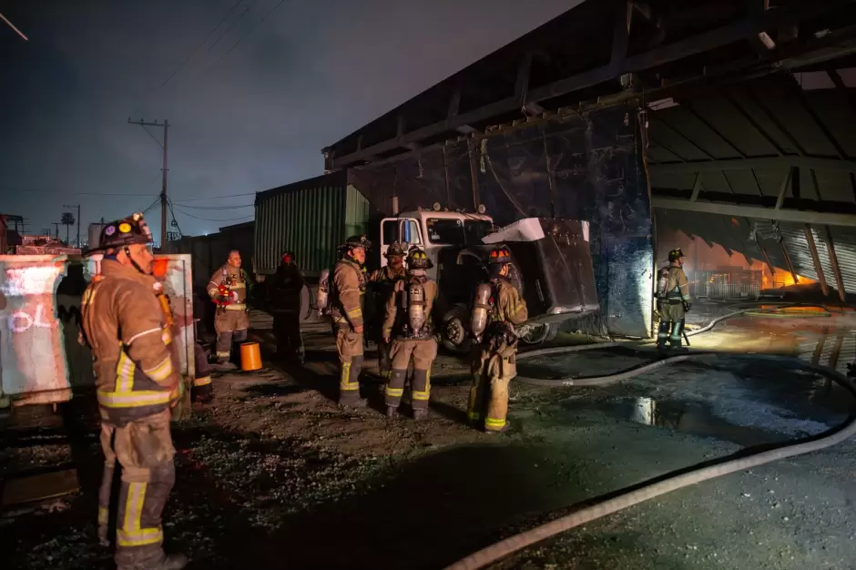 Se registran dos incendios en recicladora y vivienda de Tijuana