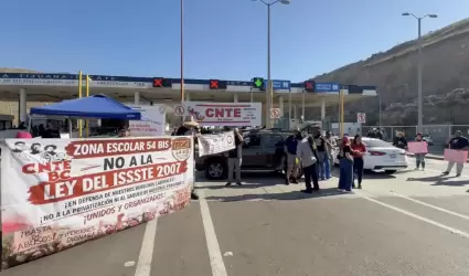 Maestros liberan casetas en Baja California