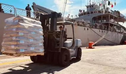 Barco con ayuda humanitaria para Cuba