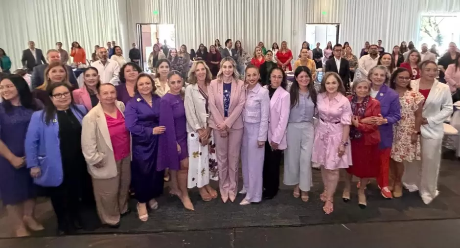 Olga Mac�as asume presidencia de Barra de Mujeres Unidas en Baja California