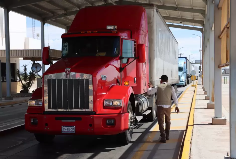 Verifica SICT peso y dimensiones del transporte de carga en la carretera San Luis R�o Colorado - Mexicali