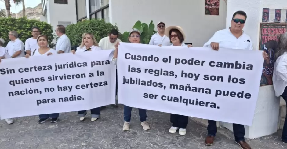 Jubilados de CFE protestan en el Congreso