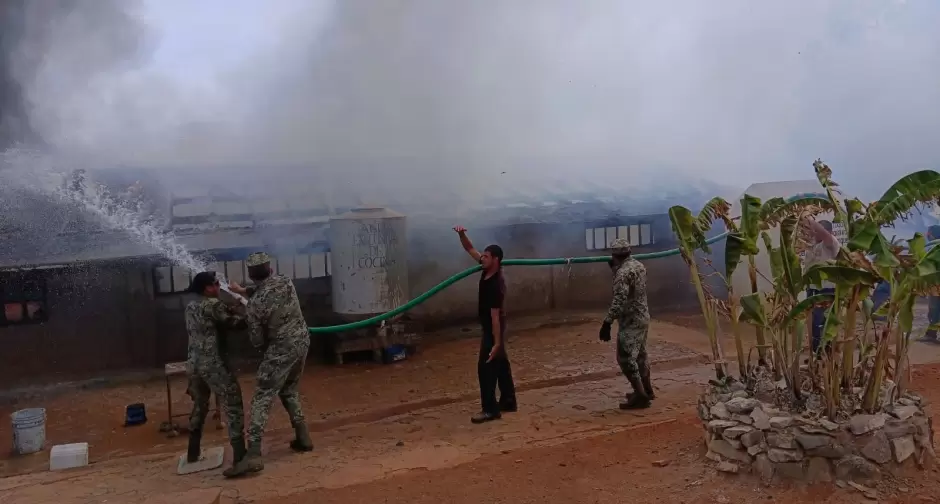 Marina apoya en sofocaci�n de incendio en centro de rehabilitaci�n en Isla Cedros