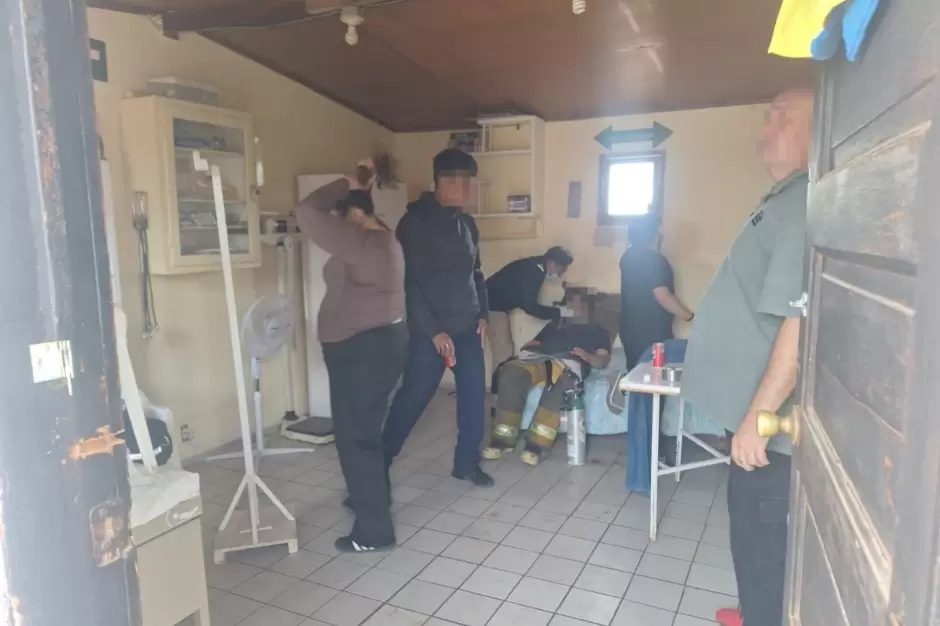 Marina apoya en sofocaci�n de incendio en centro de rehabilitaci�n en Isla Cedros