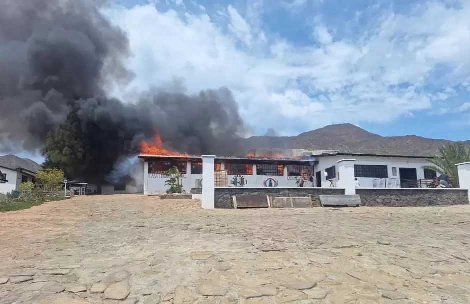 Marina apoya en sofocaci�n de incendio en centro de rehabilitaci�n en Isla Cedros