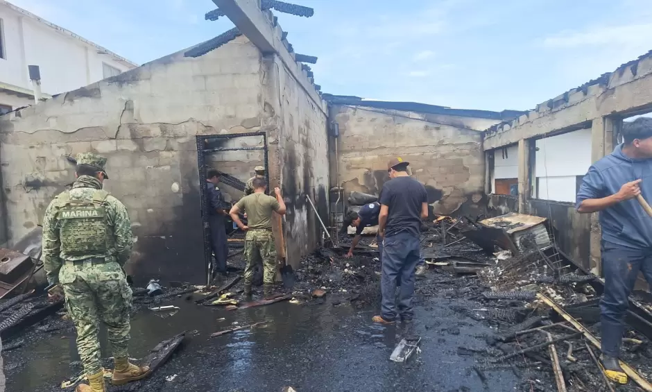 Marina apoya en sofocaci�n de incendio en centro de rehabilitaci�n en Isla Cedros