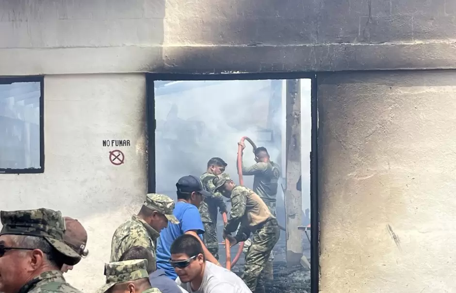 Marina apoya en sofocaci�n de incendio en centro de rehabilitaci�n en Isla Cedros