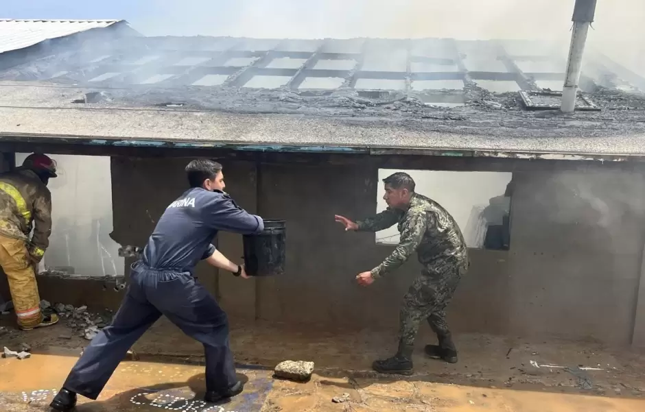 Marina apoya en sofocaci�n de incendio en centro de rehabilitaci�n en Isla Cedros