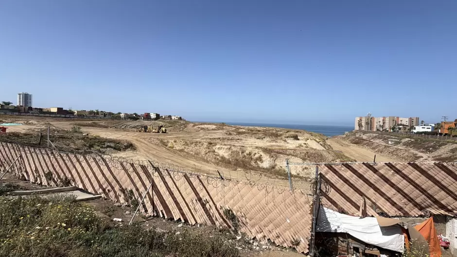 Protestan vecinos de playas de Tijuana contra proyecto inmobiliario en la Ca�ada Azteca
