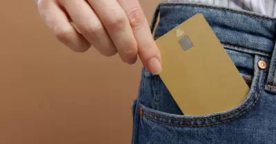 Permite usar tu dinero disponible sin generar deudas financieras.