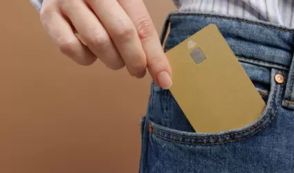 Permite usar tu dinero disponible sin generar deudas financieras.
