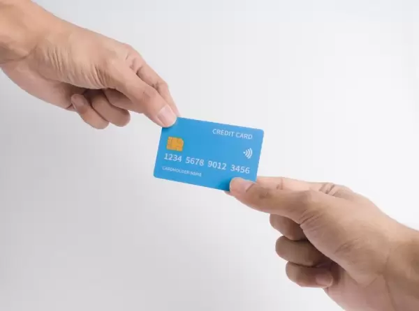 Incluyen seguridad: bloqueos, alertas y validaciones en compras y pagos.