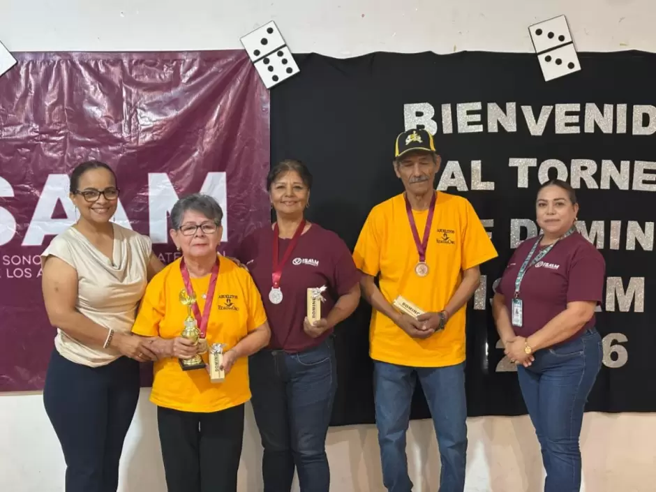 torneo de domin� para adultos mayores.
