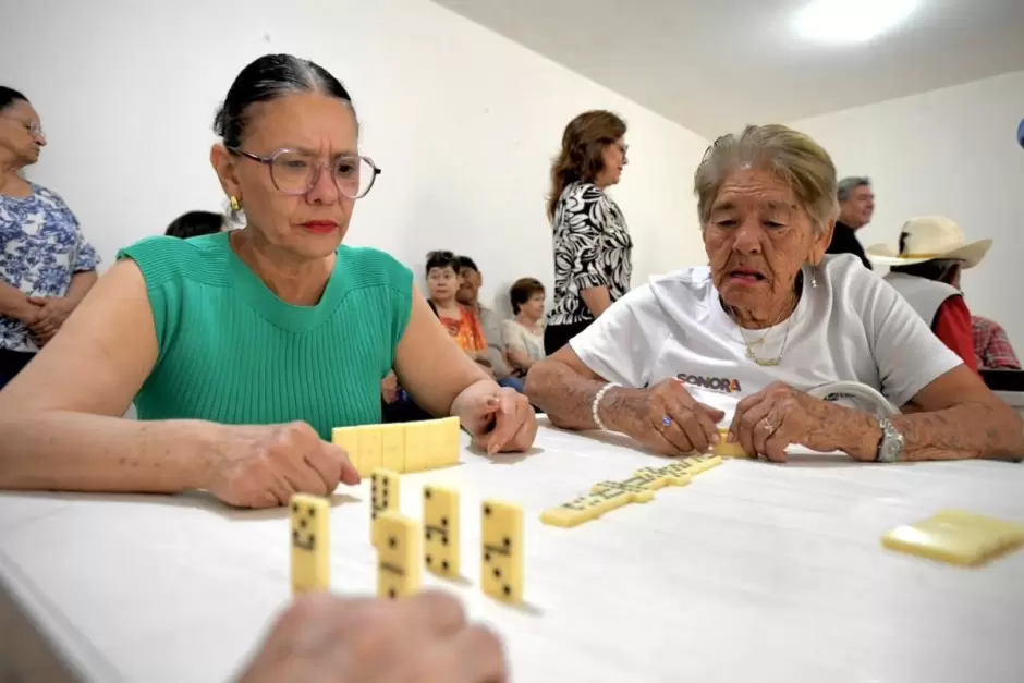 torneo de domin� para adultos mayores.