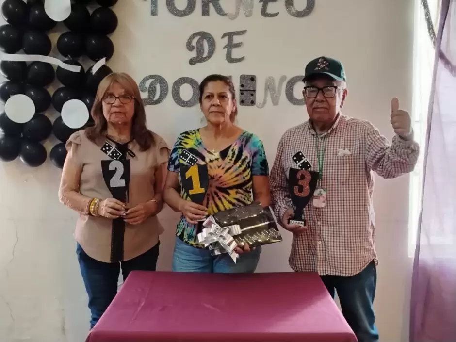 torneo de domin� para adultos mayores.