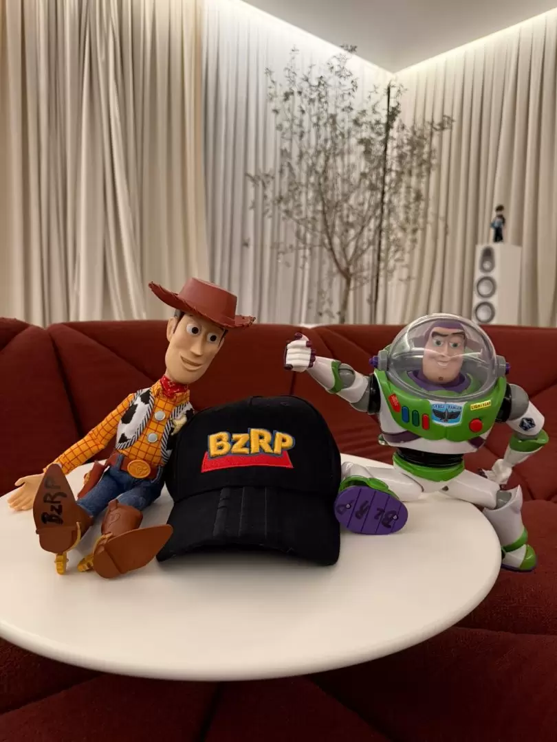 �Bizarrap llega a Toy Story 5 de Disney y Pixar!