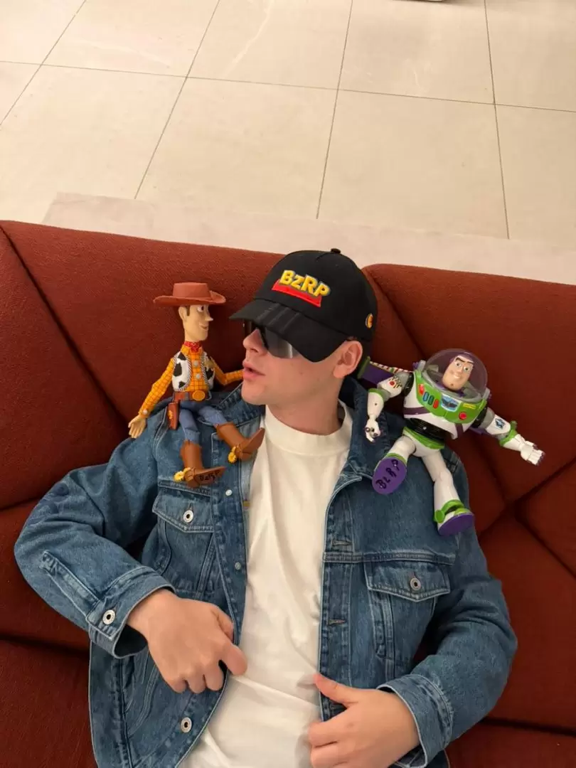 �Bizarrap llega a Toy Story 5 de Disney y Pixar!