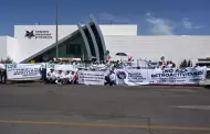 Jubilados y pensionados de CFE se manifestaron en el Aeropuerto Internacional de Hermosillo