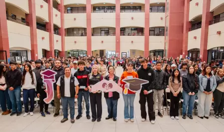 Juventud BC entrega becas Jobec a estudiantes de Playas de Rosarito
