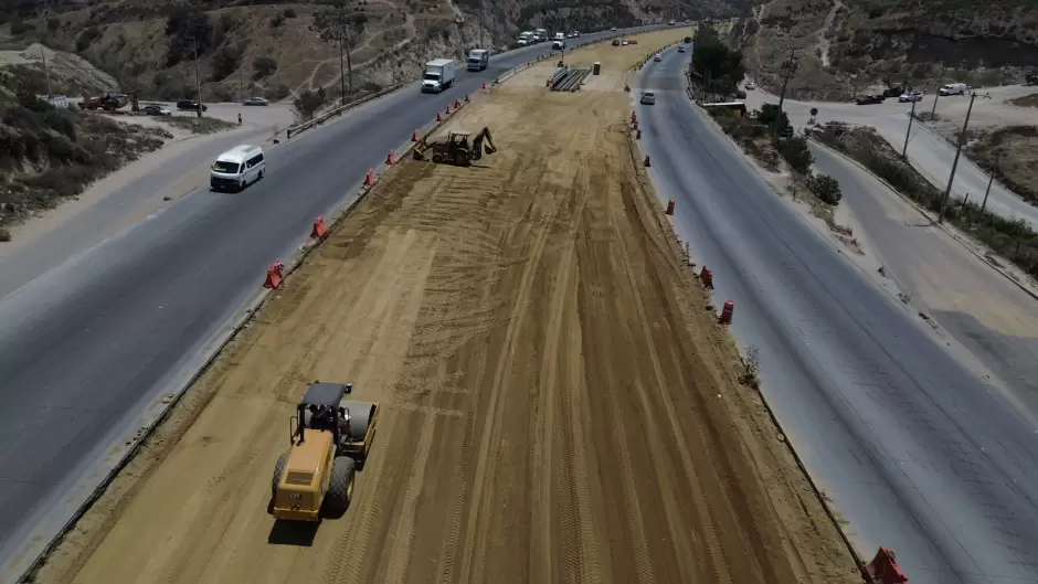 Obras de ampliaci�n en el corredor Tijuana-Rosarito 2000