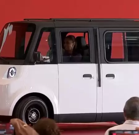 Claudia Sheinbaum manejando auto Olinia